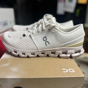 New in Box Women’s On Cloud Shoes Size 10.5 White Cloud X4